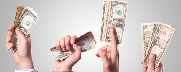 Varias personas con billetes de dólares en las manos - Sputnik Mundo