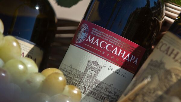 Una botella de vino Massandra - Sputnik Mundo