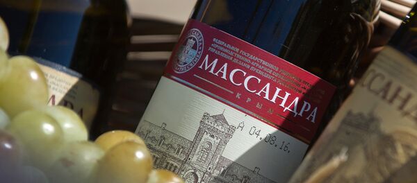 Una botella de vino Massandra - Sputnik Mundo