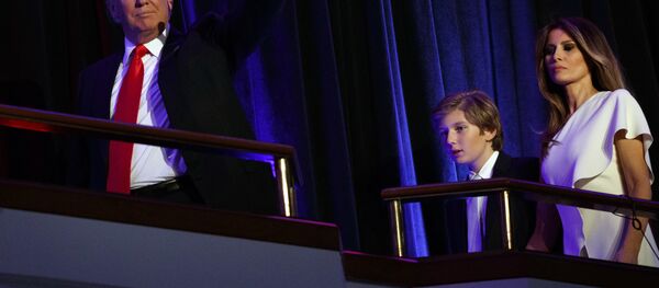 El presidente electo Donald Trump camina con su hijo Barron y su esposa Melania - Sputnik Mundo