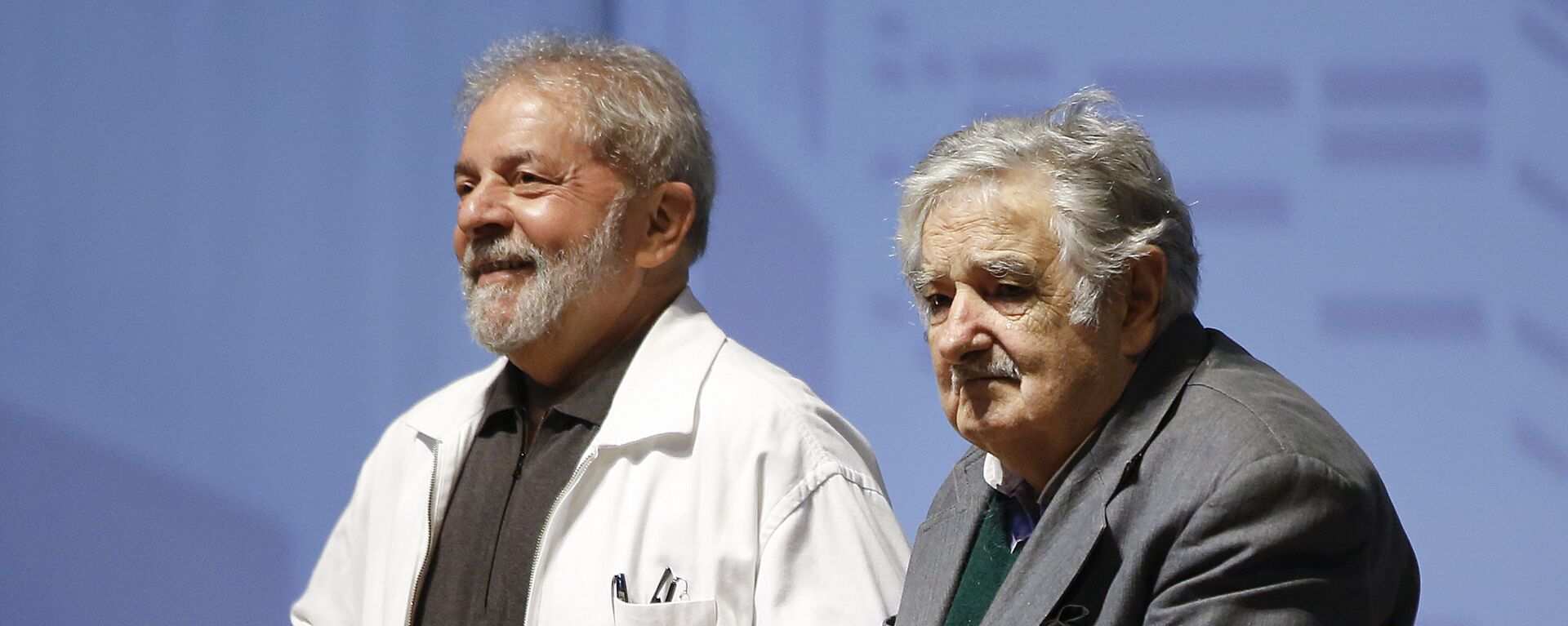 Brazil's former President Luiz Inacio Lula da Silva, left, and Uruguay's former President Jose Mujica, attend a seminar on citizen participation in democracies, in Sao Bernardo do Campo, an industrial suburb on the outskirts of Sao Paulo, Brazil, Saturday, Aug. 29, 2015 - Sputnik Mundo, 1920, 26.05.2023