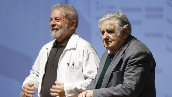 Brazil's former President Luiz Inacio Lula da Silva, left, and Uruguay's former President Jose Mujica, attend a seminar on citizen participation in democracies, in Sao Bernardo do Campo, an industrial suburb on the outskirts of Sao Paulo, Brazil, Saturday, Aug. 29, 2015 - Sputnik Mundo