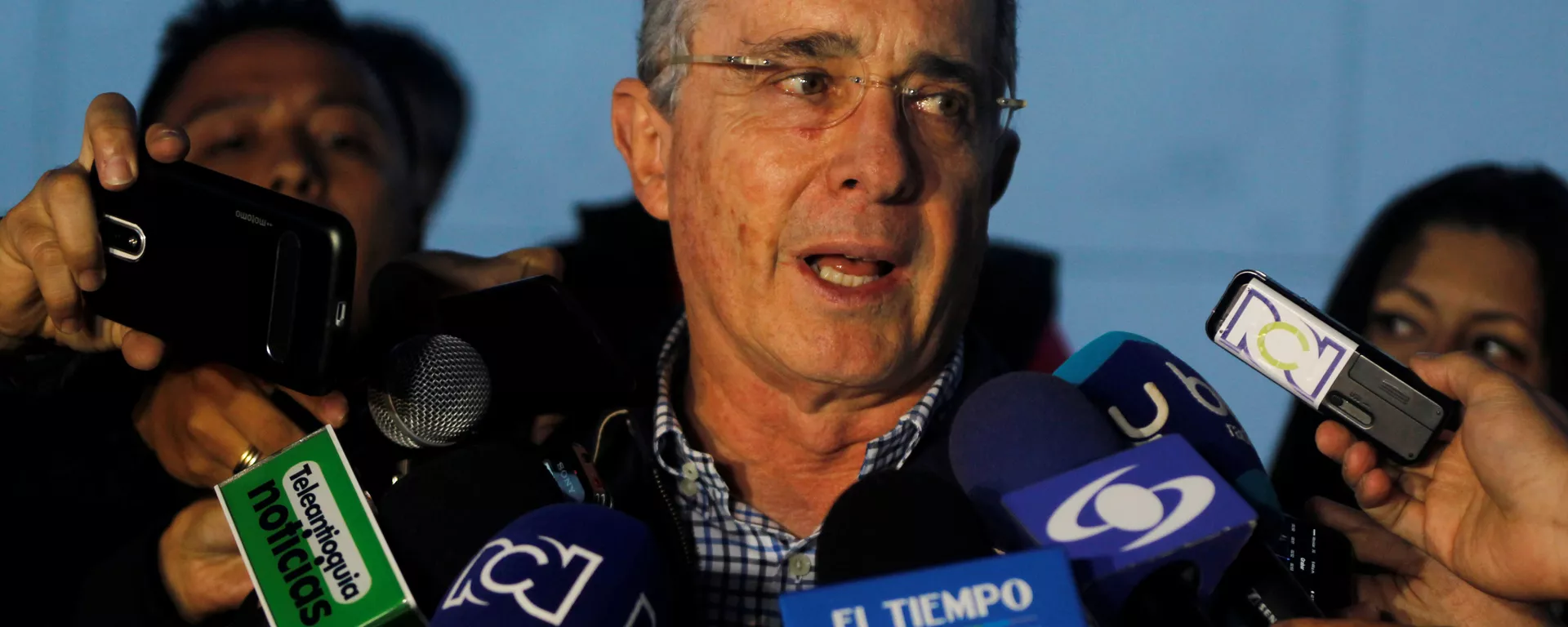 Colombian former president and Senator Alvaro Uribe talks to the media after a meeting with Colombia's President Santos at military air base in Rionegro, Colombia Colombian former president and Senator Alvaro Uribe talks to the media after a meeting with Colombia's President Santos at military air base in Rionegro, Colombia - Sputnik Mundo, 1920, 19.08.2021