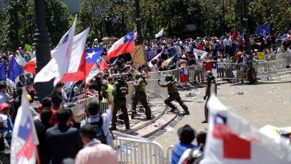 Choques entre los protestantes y la policía en Santiago, Chile Choques entre los protestantes y la policía en Santiago, Chile - Sputnik Mundo