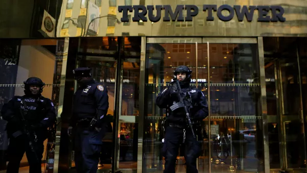 Agentes de los servicios secretos estadounidenses guardan la Trump Tower - Sputnik Mundo