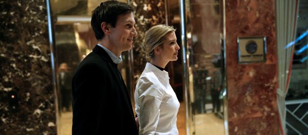 Ivanka Trump camina por el vestíbulo con su esposo Jared Kushner - Sputnik Mundo