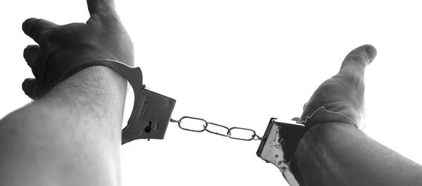 Una persona esposada - Sputnik Mundo