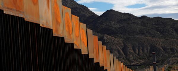 Una sección recién construida del muro en la frontera entre Estados Unidos y México - Sputnik Mundo
