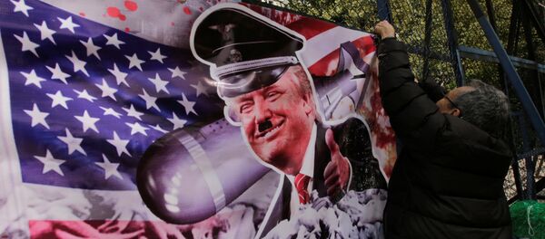 Pancarta con una imagen de Donald Trump (Archivo) Pancarta con una imagen de Donald Trump (Archivo) - Sputnik Mundo