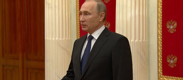 Putin tilda de degradación de la democracia la resolución contra medios rusos - Sputnik Mundo