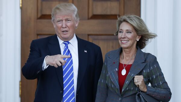 Donald Trump, presidente electo de EEUU, y Betsy DeVos - Sputnik Mundo