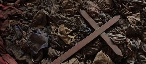 Cruz sobre la ropa de tutsis asesinados en una iglesia en Ruanda Cruz sobre la ropa de tutsis asesinados en una iglesia en Ruanda - Sputnik Mundo