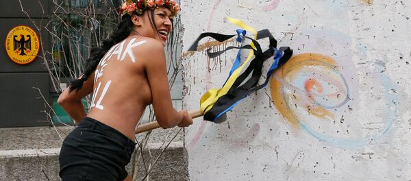 Una activista de FEMEN protestando por las dilaciones en la cancelación de visados de la UE para nacionales de Ucrania - Sputnik Mundo