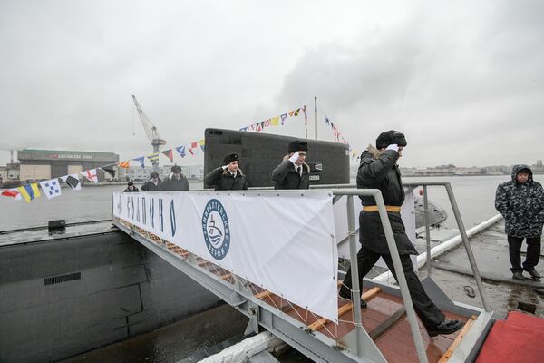 La ceremonia de entrega del submarino Kólpino a la Armada rusa - Sputnik Mundo