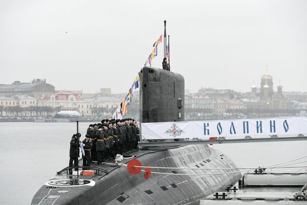 La ceremonia de entrega del submarino Kólpino a la Armada rusa - Sputnik Mundo