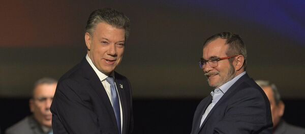Presidente de Colombia, Juan Manuel Santos, y máximo líder de las FARC, Rodrigo Londoño Echeverri, alias 'Timochenko', firman el nuevo acuerdo de paz - Sputnik Mundo