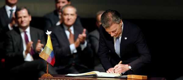 Juan Manuel Santos, el presidente de Colombia, firma el acuerdo de paz - Sputnik Mundo