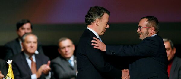 Presidente de Colombia, Juan Manuel Santos, y máximo líder de las FARC, Rodrigo Londoño Echeverri, alias 'Timochenko', firman el nuevo acuerdo de paz (archivo) Presidente de Colombia, Juan Manuel Santos, y máximo líder de las FARC, Rodrigo Londoño Echeverri, alias 'Timochenko', firman el nuevo acuerdo de paz (archivo) - Sputnik Mundo