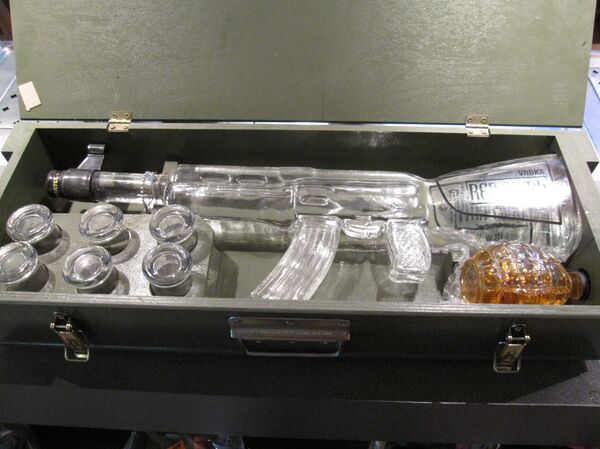 Una botella de vodka en forma del fusil ruso Kalashnikov - Sputnik Mundo