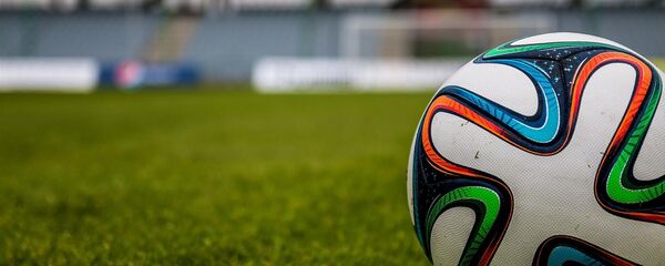 Un balón de fútbol - Sputnik Mundo