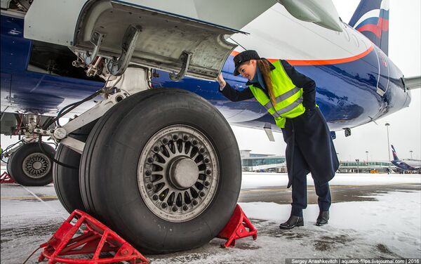 María Fiódorova, la piloto más joven de Rusia, revisa su avión - Sputnik Mundo