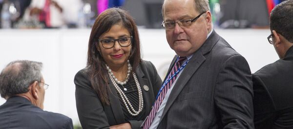 Bernardo Álvarez, representante permanente de Venezuela ante la Organización de los Estados Americanos (OEA) y vicecanciller para América del Norte, con la cancillera venezolana - Sputnik Mundo