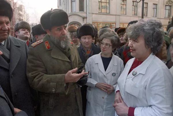 Fidel Castro habla con los ciudadanos soviéticos durante su visita a Moscú en 1986 Fidel Castro habla con los ciudadanos soviéticos durante su visita a Moscú en 1986 - Sputnik Mundo