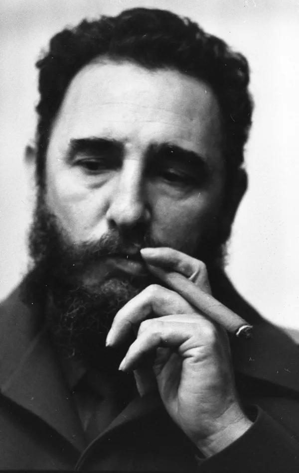 Fidel Castro con su emblemático cigarro cubano Fidel Castro con su emblemático cigarro cubano - Sputnik Mundo