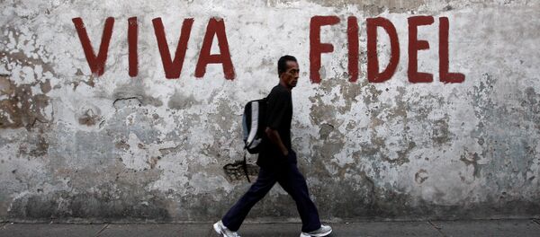 Un hombre camina por las calles de Santiago de Cuba - Sputnik Mundo