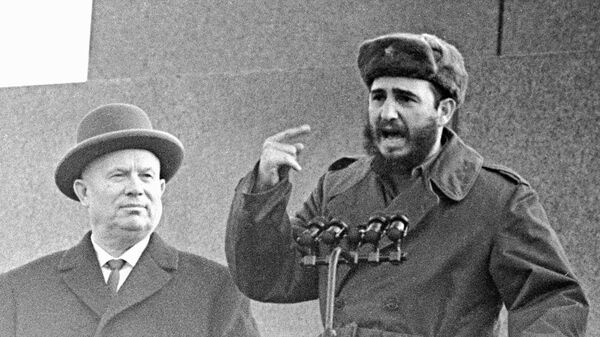 Nikita Jruschov, primer secretario del Comité Central del Partido Comunista de la Unión Soviética, junto a Fidel Castro, líder de la Revolución cubana, en la Plaza Roja de Moscú. - Sputnik Mundo