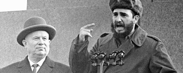 Nikita Jruschov, primer secretario del Comité Central del Partido Comunista de la Unión Soviética, junto a Fidel Castro, líder de la Revolución cubana, en la Plaza Roja de Moscú. - Sputnik Mundo