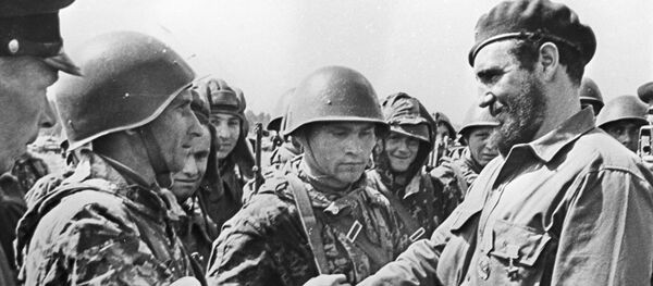 Fidel Castro, líder de la revolución cubana, estrecha la mano de los soldados soviéticos. - Sputnik Mundo
