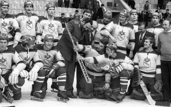 Fidel Castro aprende a jugar Hockey junto al equipo moscovita CSKA. - Sputnik Mundo