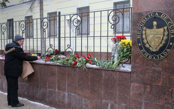 Moscovitas llevan flores a la Embajada de Cuba en Moscú para rendir homenaje a Fidel Castro Moscovitas llevan flores a la Embajada de Cuba en Moscú para rendir homenaje a Fidel Castro - Sputnik Mundo