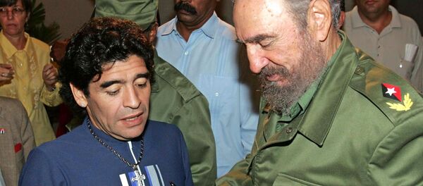 El exjugador de fútbol argentino Armando Maradona y Fidel Castro, en la Havana en 2005 - Sputnik Mundo