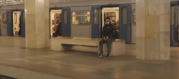Con la muerte en los talones: un joven ruso 'se la juega' en el metro - Sputnik Mundo