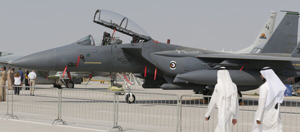 Emirati citizens walk past US made F-15 Eagle fighter jet displayed at the Dubai Airshow on November 18, 2013. - Sputnik Mundo