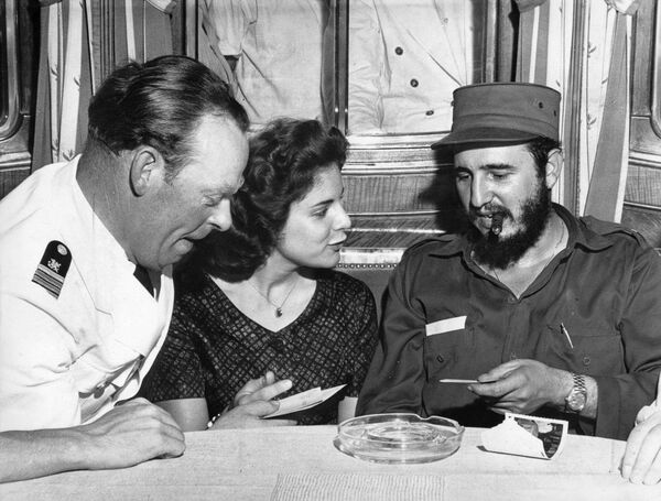 Marita Lorenz se dirige a Fidel Castro a bordo del crucero MS Berlin, 1959 - Sputnik Mundo