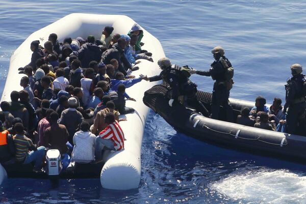 Oficiales de la Armada alemana interceptan una embarcación con más de 100 inmigrantes en el marco de la misión Eunavfor, también conocida como operación Sofía, en el mar Mediterráneo frente a la costa de Libia, el martes 29 de marzo de 2016 - Sputnik Mundo