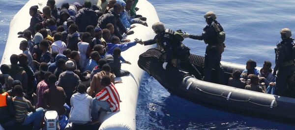 Embarcación con inmigrantes en el mar Mediterráneo frente a la costa de Libia (archivo) - Sputnik Mundo