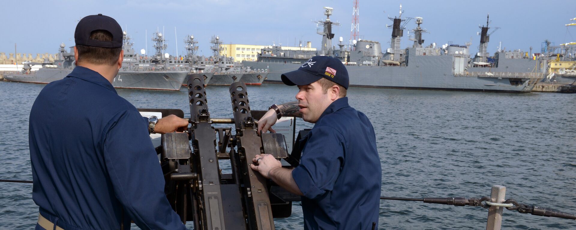 Personal de la Marina de EEUU a bordo del destructor USS Donald Cook en el astillero Constanta, en el puerto rumano con salida al mar Negro Personal de la Marina de EEUU a bordo del destructor USS Donald Cook en el astillero Constanta, en el puerto rumano con salida al mar Negro - Sputnik Mundo, 1920, 10.11.2021