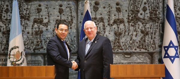 El presidente de Israel, Reuven Rivlin, recibió con todos los honores a su homólogo guatemalteco, Jimmy Morales, en su residencia presidencial, en Jerusalén - Sputnik Mundo