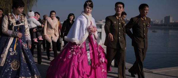Los recién casados, en un paseo paralelo al río Taedong, en Pyongyang - Sputnik Mundo