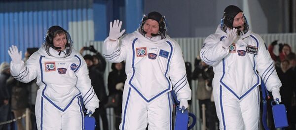 Los miembros de la tripulación de la más reciente expedición de la nave Soyuz, Peggy Whitson, Oleg Novitski y Thomas Pesquet - Sputnik Mundo