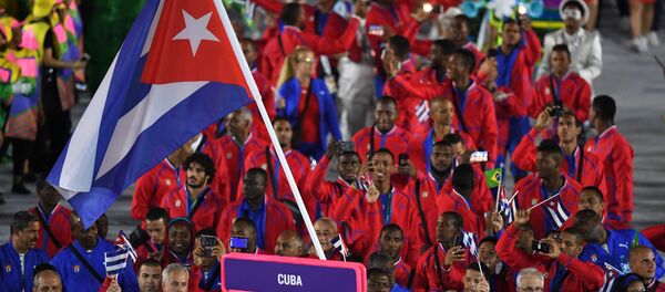 Cuba's flagbearer Mijain Lopez Nunez leads his delegation during the opening ceremony of the Rio 2016 Olympic Games at the Maracana stadium - Sputnik Mundo