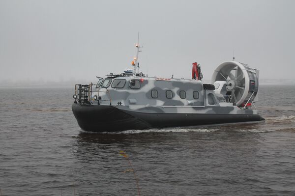 Aerodeslizador ruso A20PS sobre el agua - Sputnik Mundo