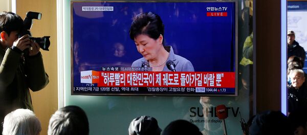 La gente escucha una declaración de Park Geun-hye, presidenta de Corea del Sur - Sputnik Mundo