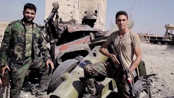 Jóvenes soldados del Ejército sirio posan para las cámaras - Sputnik Mundo