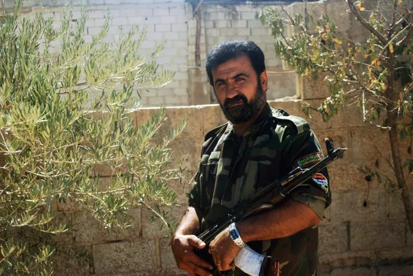 Abu Naser se unió a la lucha contra los radicales después de que el edificio donde vivía con su familia en Homs fuese bombardeado por grupos extremistas. Abu Naser se unió a la lucha contra los radicales después de que el edificio donde vivía con su familia en Homs fuese bombardeado por grupos extremistas. - Sputnik Mundo