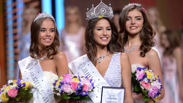Tanto Yana como Yuliana esperan que la geopolítica no interfiera en los certámenes en los que participarán y que la decisión del jurado sea objetiva. La belleza está por encima de la política, concuerdan ambas. - Sputnik Mundo